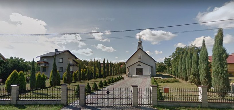 Kościół w Niwce. Tam stanął paczkomat, ktory wywołał tyle emocjii. /źródło: Google Maps /