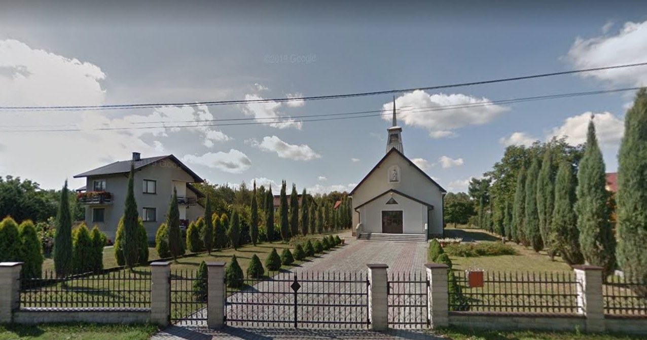 Kościół w Niwce. Tam stanął paczkomat, ktory wywołał tyle emocjii. /źródło: Google Maps /