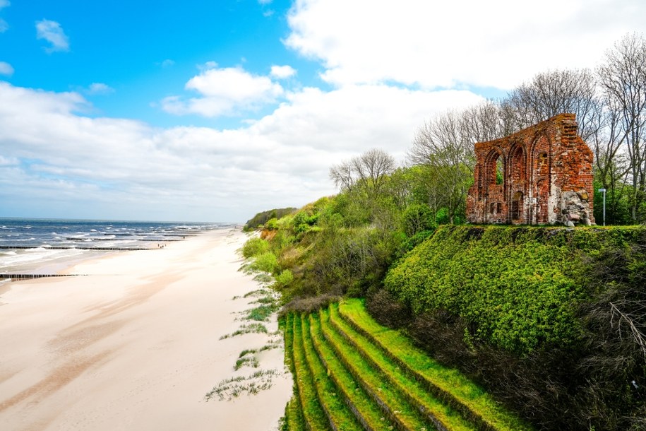 Kościół w Trzęsaczu, którego pozostałości podziwiać można do dziś, jest jedyną w Europie zabytkową budowlą tej klasy /Shutterstock