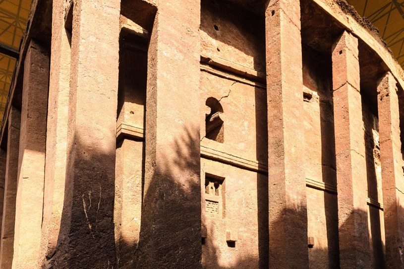 Kościoły skalne w Lalibeli to jedna z atrakcji turystycznych Etiopii. /Pixel