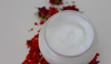 Коштує 30 злотих і діє як ботокс та підтяжка. Зволожує і розгладжує шкіру обличчя