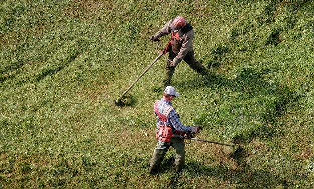 „Bronią” straszyli koszących trawę