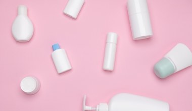 Kosmetyki naturalne – czym się charakteryzują i dlaczego warto je wybierać? 