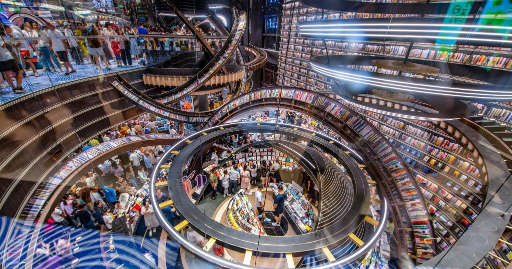 Kosmiczna księgarnia w Huai'an sprawia wrażenie czegoś kompletnie nierealnego /CFOTO/Future Publishing via Getty Images /Getty Images