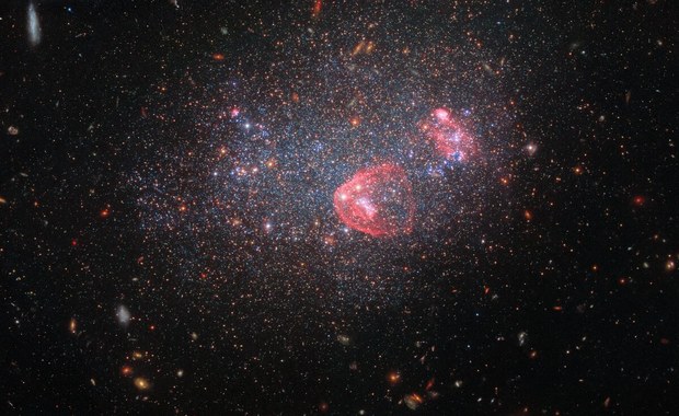 Kosmiczna "śnieżna kula" w świątecznym prezencie od teleskopu Hubble'a
