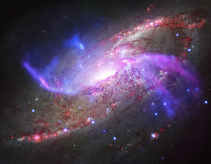 Kosmiczne fajerwerki na niezwykłym zdjęciu galaktyki M106