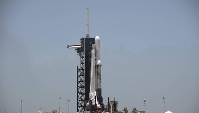 Kosmiczne pogrzeby, świetlny żagiel i zegar atomowy. Wystartowała kolejna rakieta Falcon Heavy