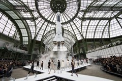Kosmiczne rakiety, długie płaszcze i duże kołnierze hitami paryskich pokazów mody