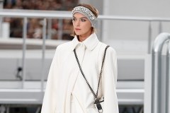 Kosmiczne rakiety, długie płaszcze i duże kołnierze hitami paryskich pokazów mody