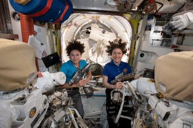 Kosmiczny spacer kobiet. Zobacz historyczny wyczyn amerykańskich astronautek [TRANSMISJA]