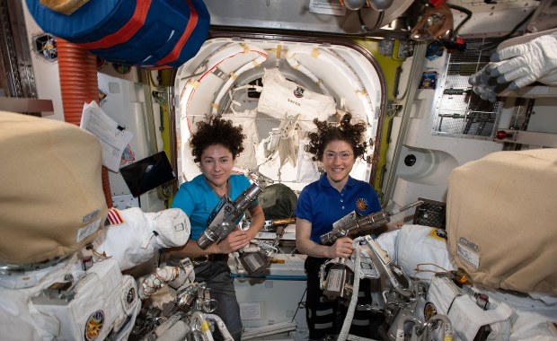 Kosmiczny spacer kobiet. Zobacz historyczny wyczyn amerykańskich astronautek [TRANSMISJA]