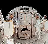 Kosmiczny statek: Bruce McCandless Jr. (po lewej) i Robert L. Stewart pracują w ładowni promu kosm /Encyklopedia Internautica