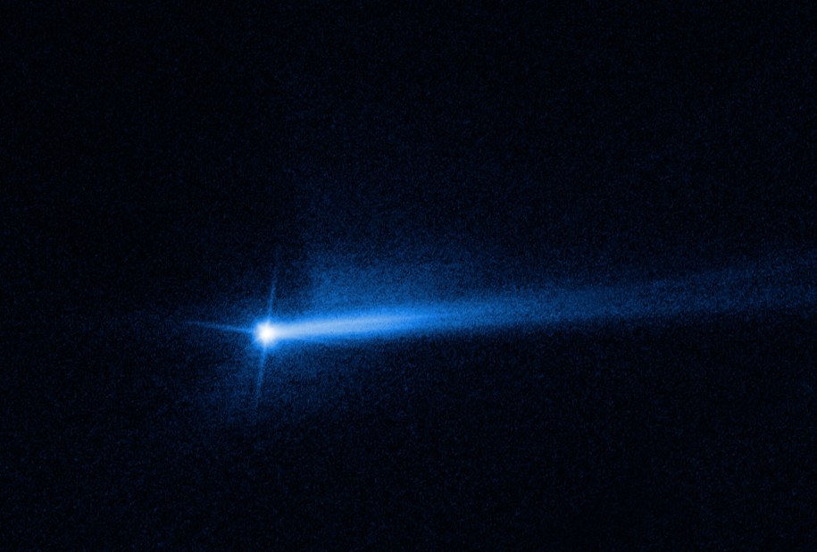 Kosmiczny Teleskop Hubble'a obserwował pył wybity z układu Didymos-Dimorphos kilka dni po uderzeniu sondy DART /Fot. NASA, ESA, Jian-Yang Li (PSI), Joe Depasquale (STScI) /Materiały prasowe
