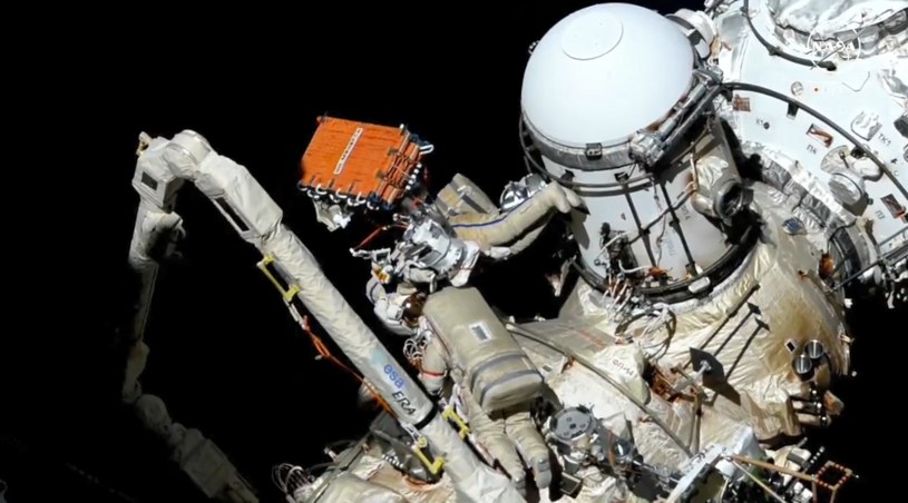 Kosmonauci podczas spaceru kosmicznego /telewizja NASA /domena publiczna
