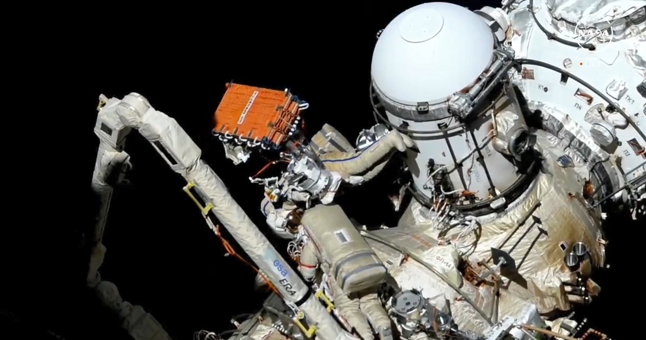 Kosmonauci podczas spaceru kosmicznego /telewizja NASA /domena publiczna