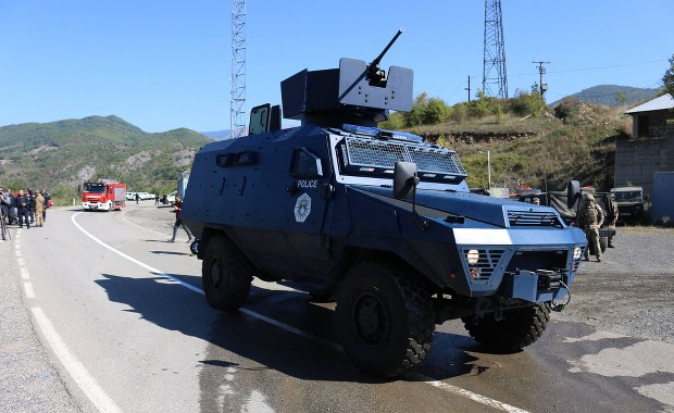 Kosowo i Serbia na granicy konfliktu. O co chodzi?