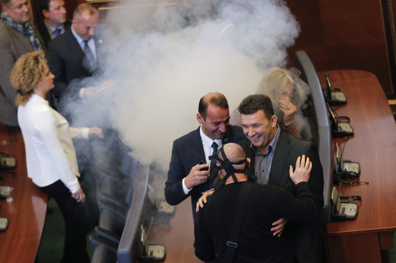 Kosowo: Opozycja blokuje obrady parlamentu, rozpylono gaz łzawiący /VALDRIN XHEMAJ