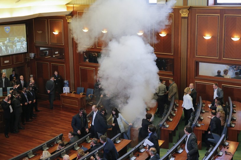 Kosowo: Opozycja blokuje obrady parlamentu, rozpylono gaz łzawiący /VALDRIN XHEMAJ