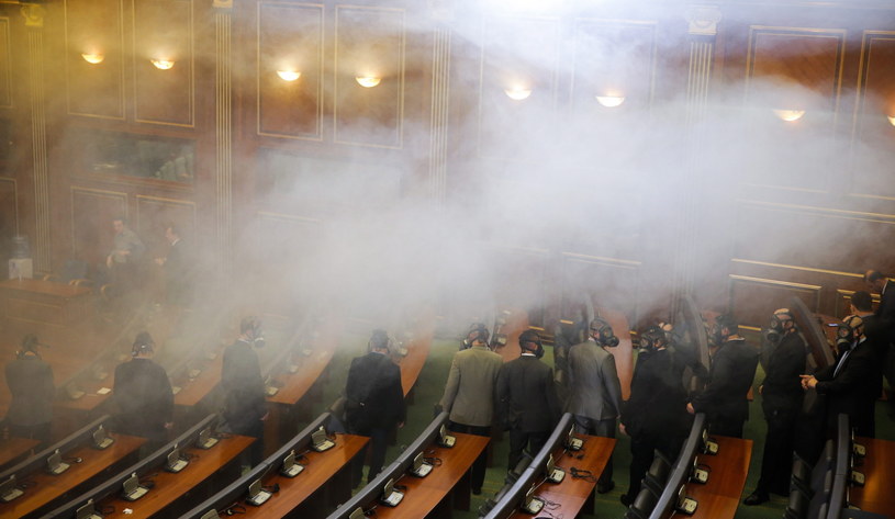 Kosowo: Opozycja blokuje obrady parlamentu, rozpylono gaz łzawiący /VALDRIN XHEMAJ    /PAP/EPA