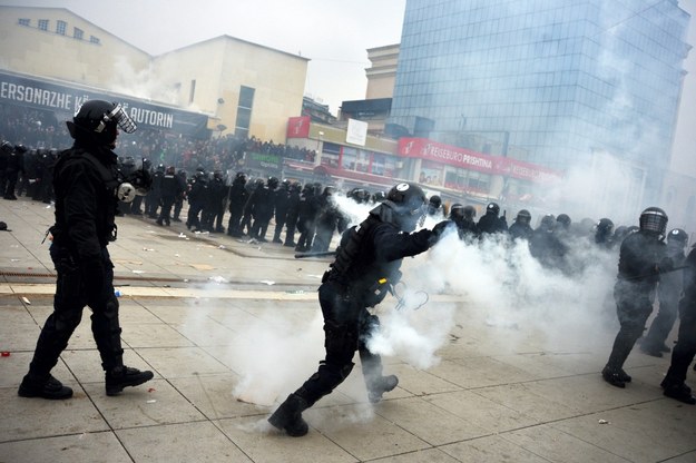 Kosowscy policjanci używają gazów łzawiących, by rozpędzić demonstrację w Prisztinie /STRINGER /PAP/EPA