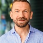 Kossakowski miał zniknąć z telewizji, a tu takie doniesienia. Pojawił się na planie