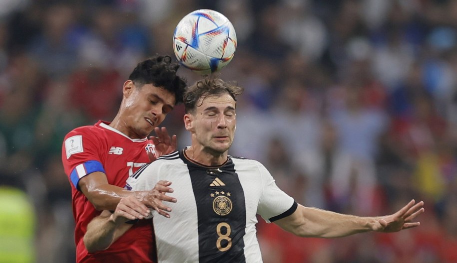 Kostarykanin Yeltsin Yeltsin (L) podczas walki o piłkę z Niemcem Leonem Goretzką (P) /RONALD WITTEK /PAP/EPA