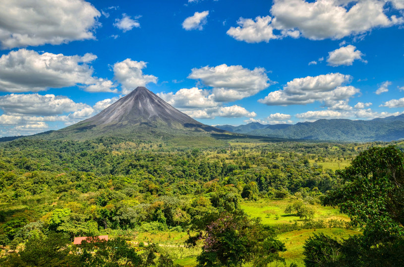 Kostarykański las deszczowy z wulkanem w tle /123RF/PICSEL /Pixel