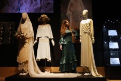 Kostiumy i pamiątki z serialu „Downton Abbey” trafiły na charytatywną aukcję