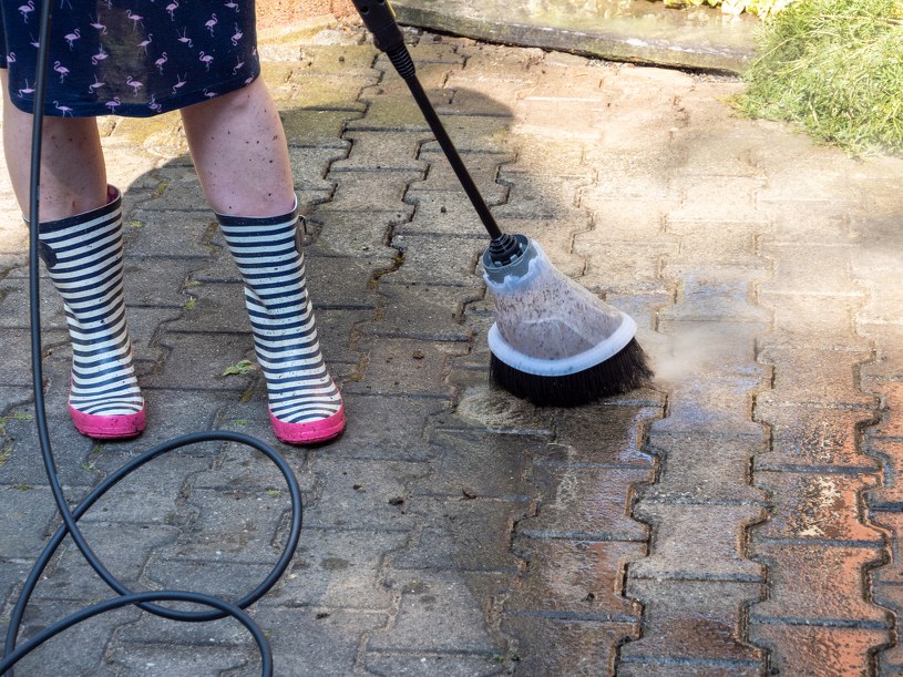Kostka brukowa będzie jak nowa. Proste sposoby na plamy i mech