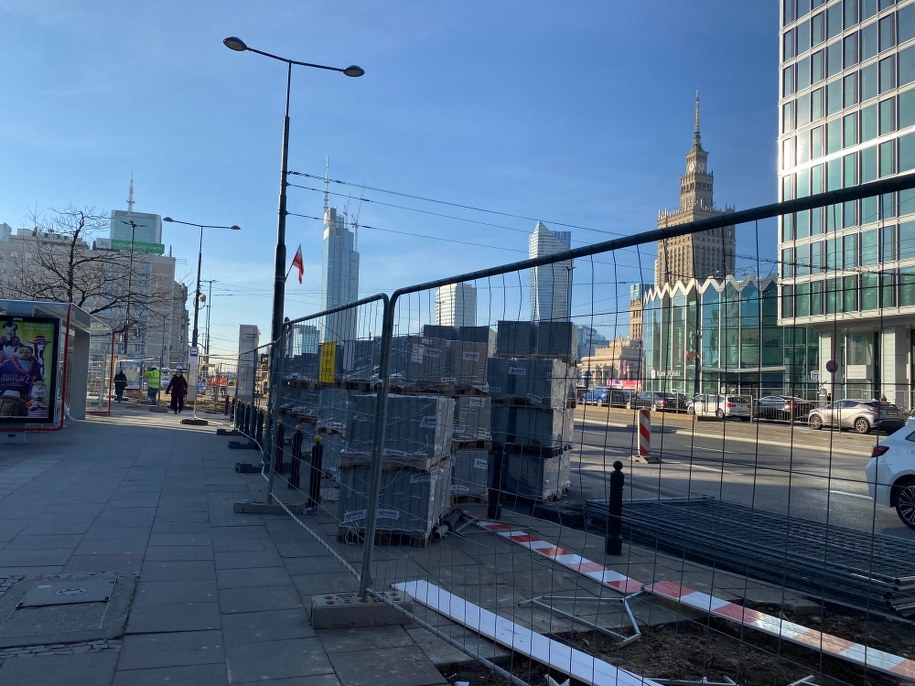 Kostka brukowa przygotowana do uprzątnięcia /Mariusz PIekarski /RMF FM