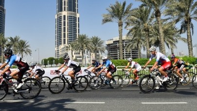 Kostki lodu w pończochach i kamizelki prosto z lodówki. Kolarze z Polski na MŚ w Katarze