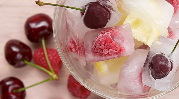 kostki lodu z owocami /© Photogenica