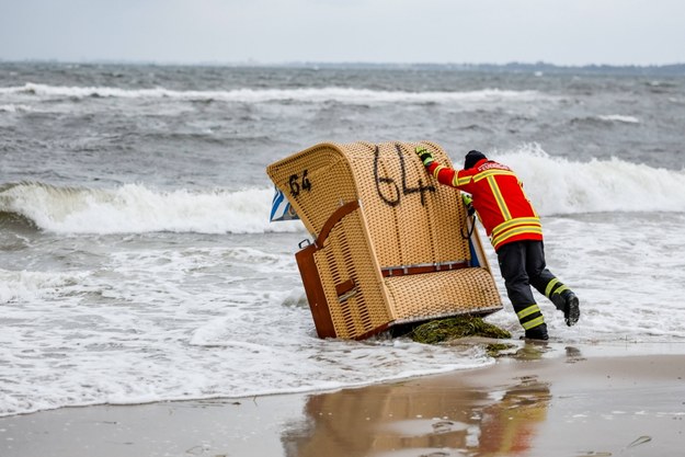 Kosz plażowy porwany przez fale Bałtyku /Axel Heimken /PAP/EPA