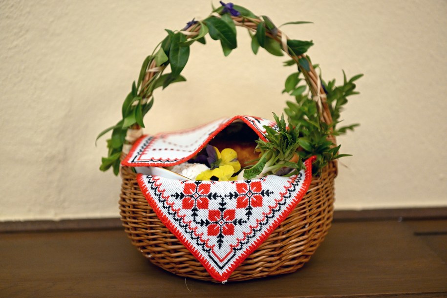 Kosz ze święconką podczas porannej liturgii Niedzieli Zmartwychwstania Pańskiego /Darek Delmanowicz /PAP