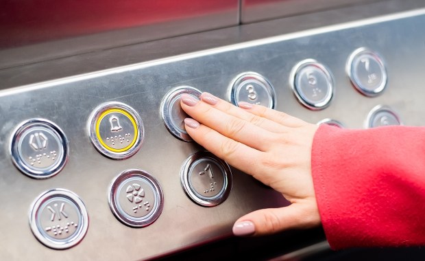 Koszmar Łodzianki. Zatrzaśnięta w windzie przez 16 godzin, nie mogła wezwać pomocy