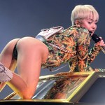 Koszmar! Naćpana (?) Miley Cyrus łapie się za krocze