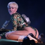Koszmar! Naćpana (?) Miley Cyrus łapie się za krocze