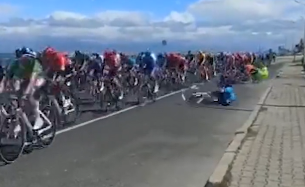 Koszmarna kraksa podczas wyścigu. Pieszy wszedł przed kolarzy [FILM]