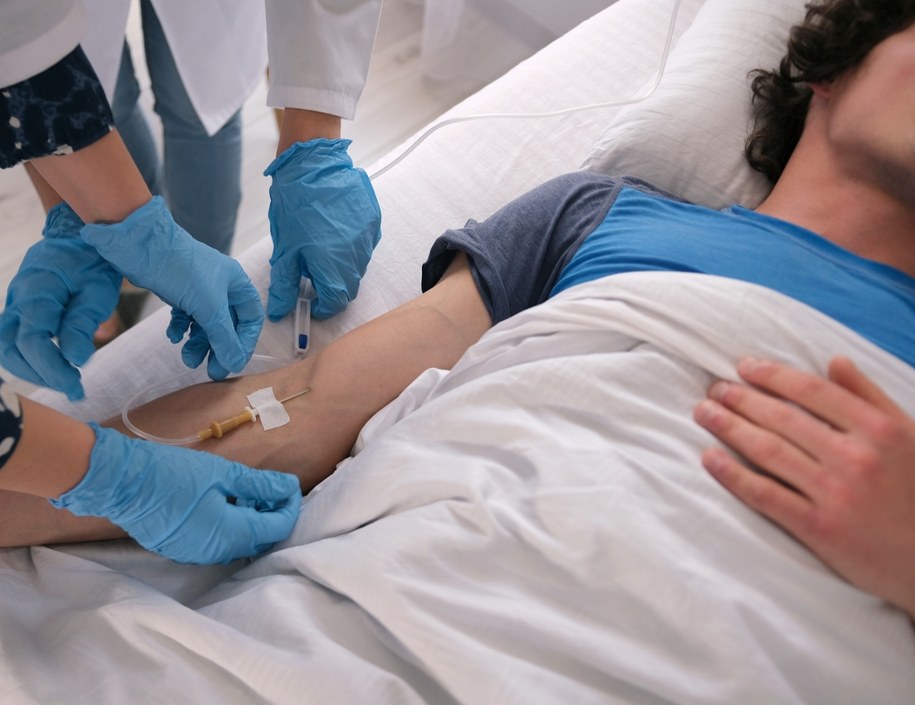 Koszmarna pomyłka policji. Rodzina żegnała żyjącego syna /Shutterstock