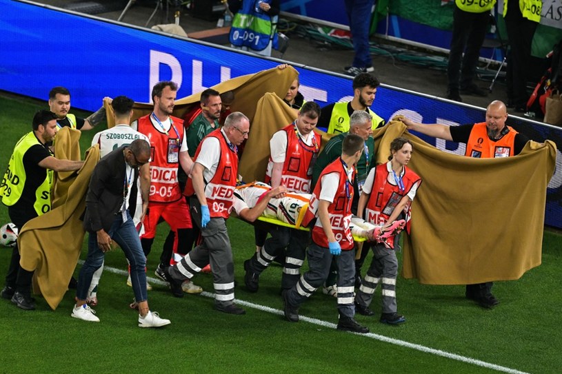 Koszmarne sceny w meczu Szkocja - Węgry. Piłkarz zniesiony z boiska na noszach