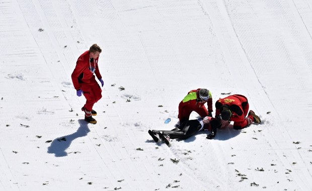 Koszmarne sceny w Planicy. Przedskoczek stracił kontrolę w powietrzu i runął na zeskok 