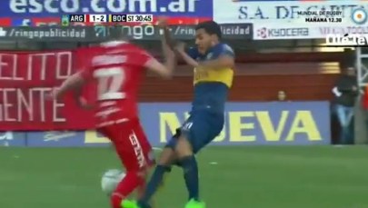 Koszmarny faul Carlosa Teveza. Złamał przeciwnikowi nogę