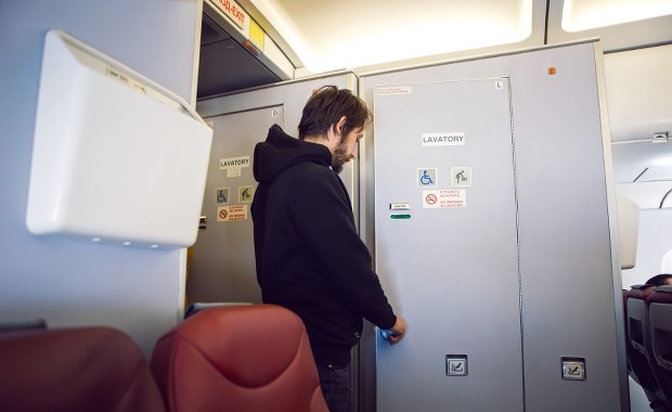 Koszmarny lot z Bali. Awaria toalet, pasażerom polecono korzystanie z butelek