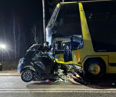 Koszmarny wypadek na Podlasiu, auto wbiło się w autokar. Jedna osoba nie żyje