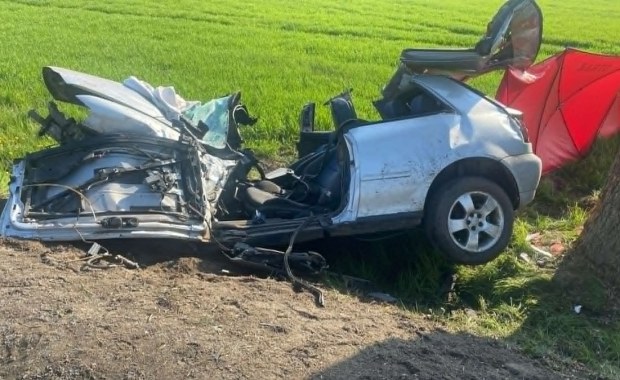 Koszmarny wypadek w Przasnyszu. Dwie osoby nie żyją, auto w strzępach