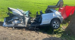 Koszmarny wypadek w Przasnyszu. Dwie osoby nie żyją, auto w strzępach