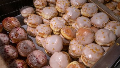 Koszt pączka w 2026 roku spadł, ale w sklepie zapłacimy więcej. Dlaczego?