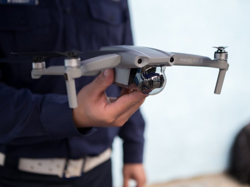Koszt zakupu jednego drona DJI Mavic Air 2, to w zależności od wersji 4-5 tys. zł. Policja kupiła ich 18. /Policja