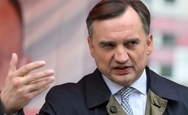 Kosztowne decyzje po wyborach. Komu Ziobro przekazuje kamienicę i działkę na Podlasiu?