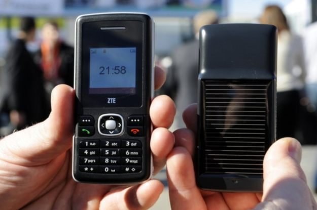 Kosztujący około 30 euro telefon słoneczny ZTE /AFP
